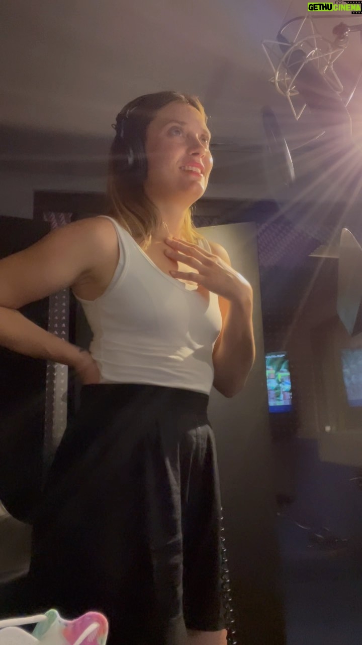 Spencer Grammer - 3.2K Likes - This is what a typical pick up session entails… at least an hour of this… at least they do a good job of finding the actual lines I’m supposed to be saying.
New episode tonight! @rickandmorty @adultswim #rickandmorty #sumsum