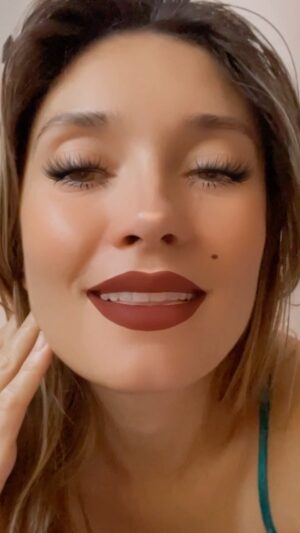 Spencer Grammer Instagram - I did this one morning because sometimes Reels filters just get to me. It makes me feel like I’m playing dress up as a kid. #marilynmonroe #filters