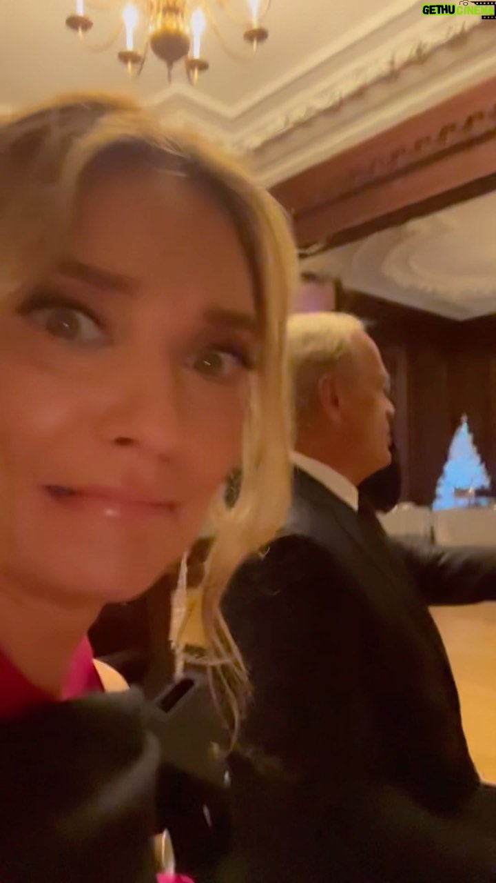 Spencer Grammer - 0.9K Likes - Another silly BTS video in support of the #12daysofchristmaseve premiere tonight!!! On 8/7c @itsawonderfullifetime @lifetimetv @lifetimetvpr
#itsawonderfullifetime