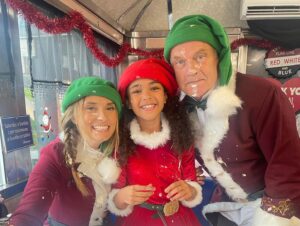 Spencer Grammer Instagram - Christmas time is here! Catch my Dad and I in the new @lifetimetv holiday movie! Saturday November 26th! The 12 days of Christmas Eve!

@itsawonderfullifetime @lifetimetvpr @uschi_nyc #kelseygrammer #spencergrammer #12daysofchristmaseve
#itsawonderfullifetime