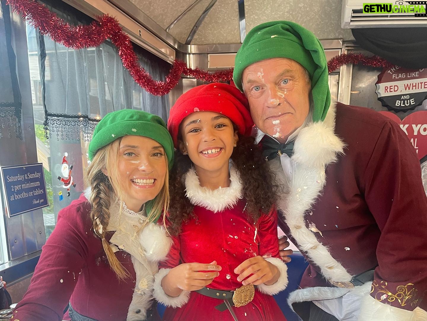 Spencer Grammer - 3.7K Likes - Christmas time is here! Catch my Dad and I in the new @lifetimetv holiday movie! Saturday November 26th! The 12 days of Christmas Eve!
@itsawonderfullifetime @lifetimetvpr @uschi_nyc #kelseygrammer #spencergrammer #12daysofchristmaseve
#itsawonderfullifetime