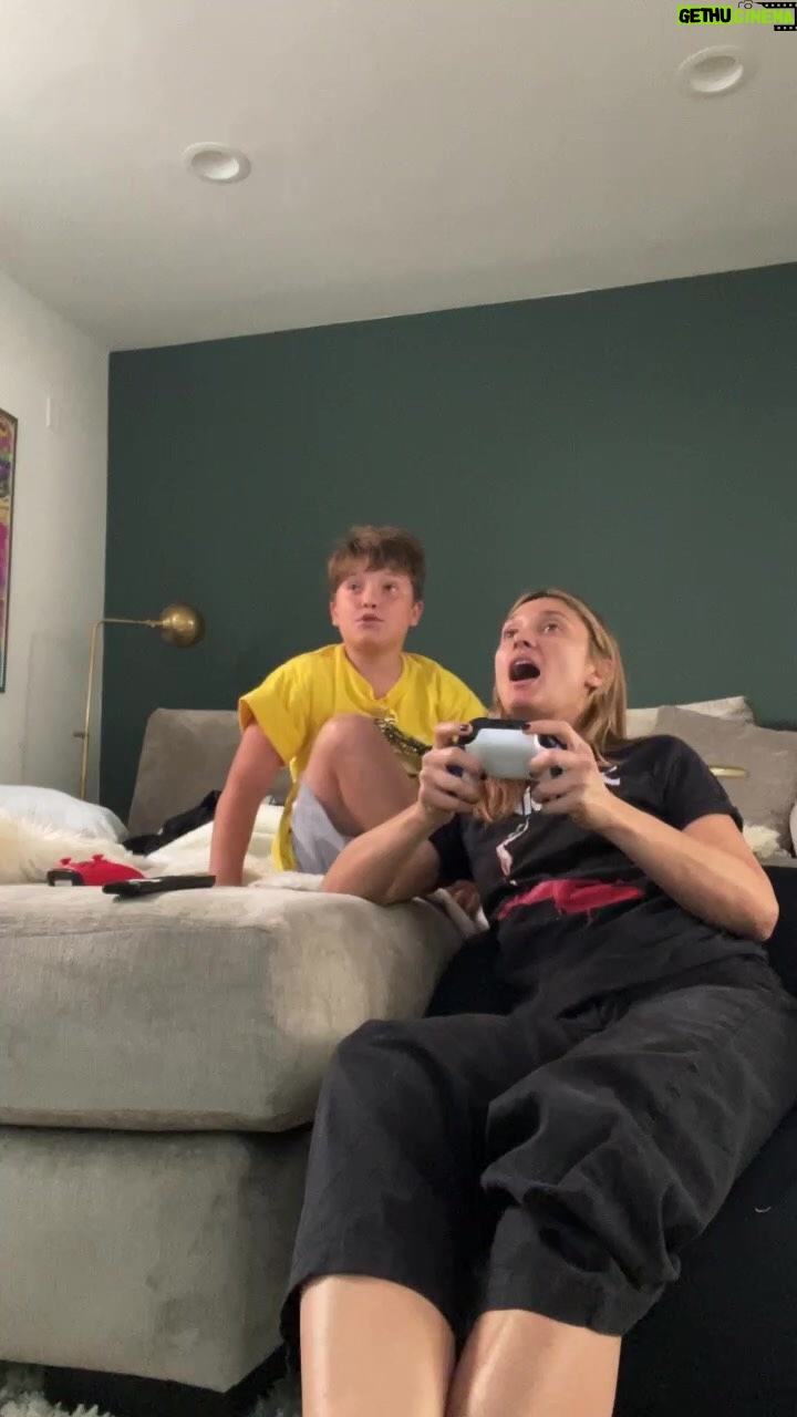 Spencer Grammer - 2K Likes - My first Fortnite lesson from my 11 year old son (who clearly has more skills than I ever will)
#fortnite