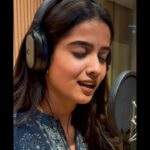 Sri Gouri Priya Instagram - Couldn’t resist getting behind a mic once again after listening to this killer song from my own film Lover. Thaen sudare is just..🧡🔥 I hope you all like it!😊 Vocals - @rseanroldan & @shakthisreegopalan Lyricist - @mohanrajan_lyrici Directed by @prabhuramvyas A @rseanroldan musical !! @manikabali87 @srigouripriya @kanna_ravi @yuvraj_ganesan @mageshraj @millionoffl @shreyaas_krishna @barathvikramanks @navaa_rajkumar @harish_durairaj @vijaymp29 @hachu.k @rinibot @nikhila_sankar_ @arunachaleswaran.pa @thinkmusicofficial