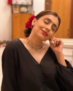Srishti Ganguli Rindani Instagram - @sulekha.ganguly ke choice ka photo aur @samir.ganguli.18 ke film ka gaana. ♥️