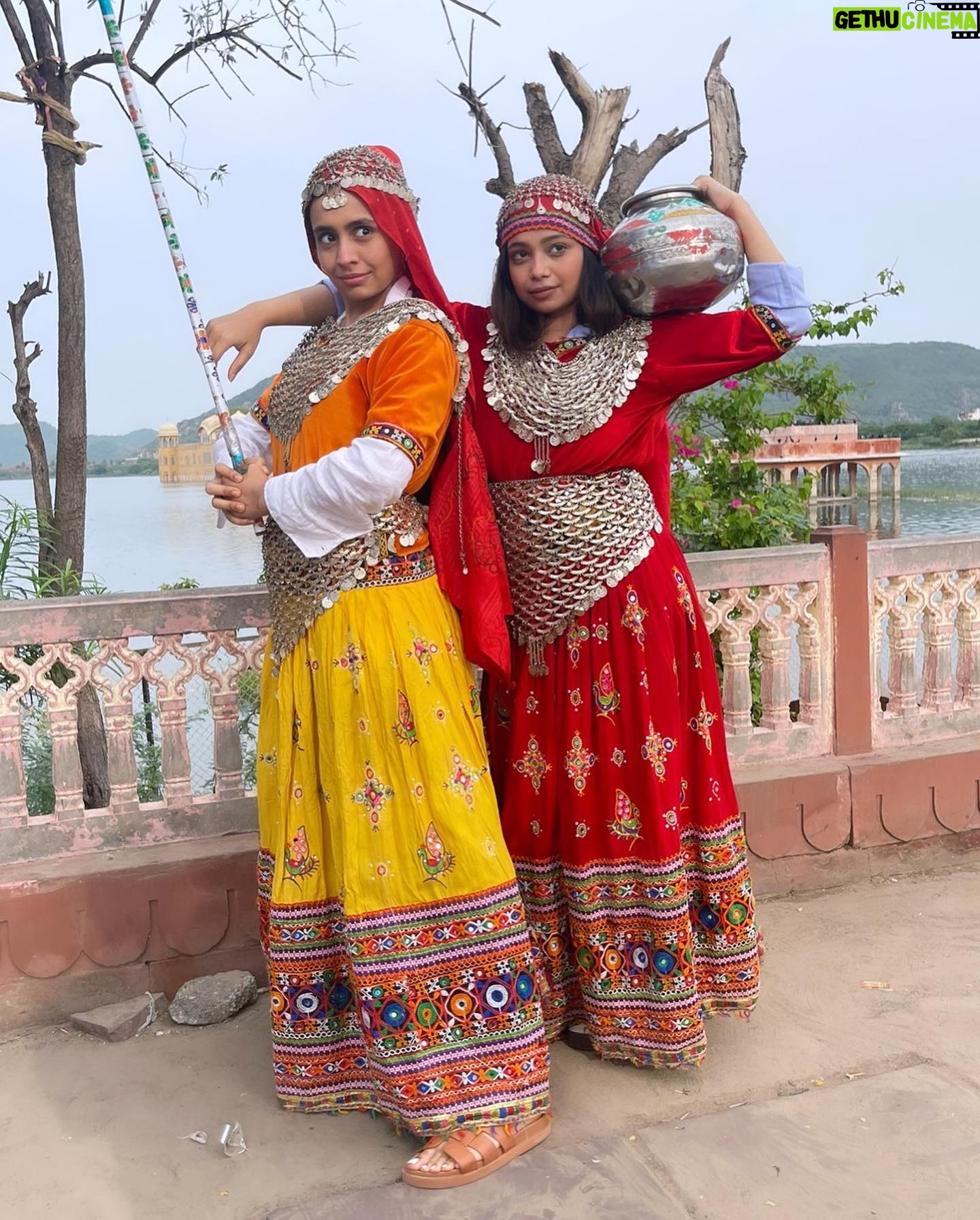 Srishti Ganguli Rindani Instagram - Some days are truly special. Both, my sister @srishtigangulirindani and I, have our work nominated for the Filmfare OTT Awards 2023. Please do vote for her in the Best Actor Category Female (Comedy) for her show Rafta Rafta and then quickly jump over to the Best Non-Fiction Series and vote for Cinema Marte Dum Tak. Sharing links in stories. So happy for all my friends who’ve been nominated in various categories and happiest to to see my baby sister take flight on her own wings and us, growing in this beautiful industry together.
