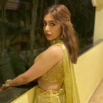 Srishti Ganguli Rindani Instagram - The vain moments that I hardly upload. Aur phir mai aa jaati hoon aukaad pe.