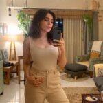 Srishti Ganguli Rindani Instagram - The vain moments that I hardly upload. Aur phir mai aa jaati hoon aukaad pe.
