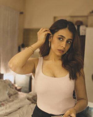 Srishti Ganguli Rindani Instagram - Keep swiping. You will regret it.