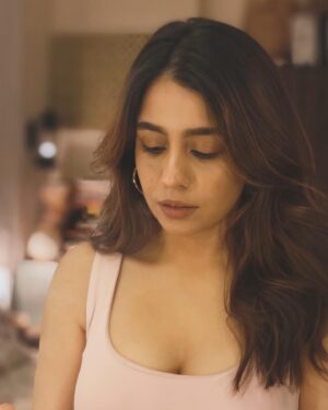 Srishti Ganguli Rindani Instagram - Keep swiping. You will regret it.