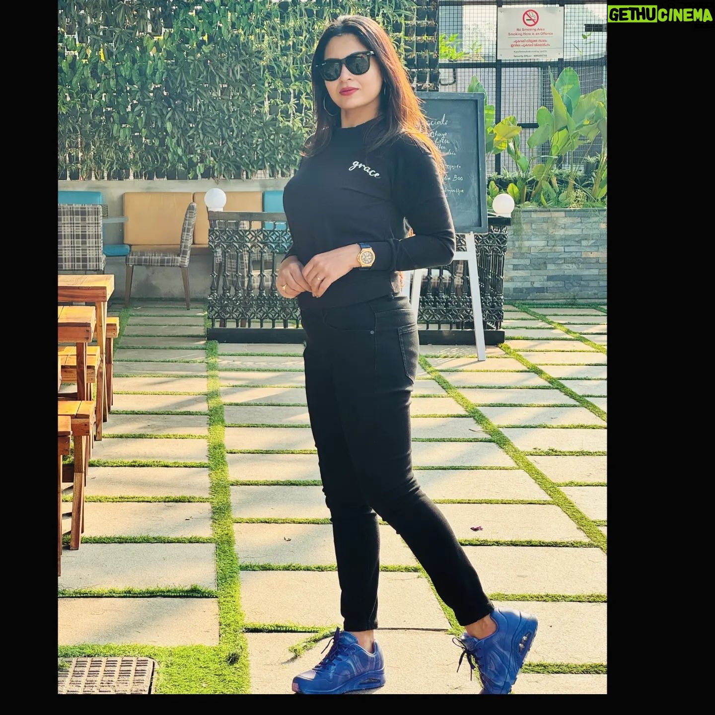 Sruthi Lakshmi Instagram - "It makes a big difference in your life when you stay positive." 🖤🖤🖤🖤🖤🖤