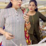 Sruthi Shanmuga Priya Instagram - With the sincere Mahalakshmi 😂 From the sets of LAKSHMI ! #suntv #serialactress #funnyreels #lakshmi #shootingtime