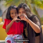 Sruthi Shanmuga Priya Instagram - This is how our Sunday goes finding happiness in little things. Rithanya (Arvind’s favourite kid, his niece ) never fails to surprise me showering so much love by giving little love you notes, her crafts, drawings and tiny little tight hugs. It feels so good to have her by my side during my hard days where she comforts me like a matured girl and at times i feel Arvind in her. I feel that the love from these kids are extremely so pure, (as pure as Arvind’s love) and can melt the heart from any difficult moment and make us feel better. It feels nice to spend the weekends with the kids where we can also explore the kid present inside us and live in the current moment without worries. Happy to have spent a Sunday like this with her favorite activity. Thanks to @mehandi_by_kyamini for making our Sunday a bit extra special. We spent the whole noon doing Rithanya’s favorite mehandi and you can see the happiness in her face ❤️❤️ Ps : Show some love to Yamini for her passion and for any special occasions at your place, you can ping her page or contact her at 91 90436 97255 #love #positivity #happiness #bliss #children