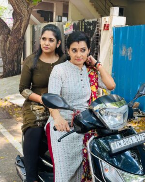 Sruthi Shanmuga Priya Instagram - PoV: Sruthi enoda friendu, intha veyilluku illayada oru end’u?! 🤯🤯🤯😡🌞🌞 @iamsruthiraj 

Shooting outdoor in hot Sun be like! 😅 from the sets of LAKSHMI 🥰

#lakshmi #suntv #serial #outdoors #shootdiaries