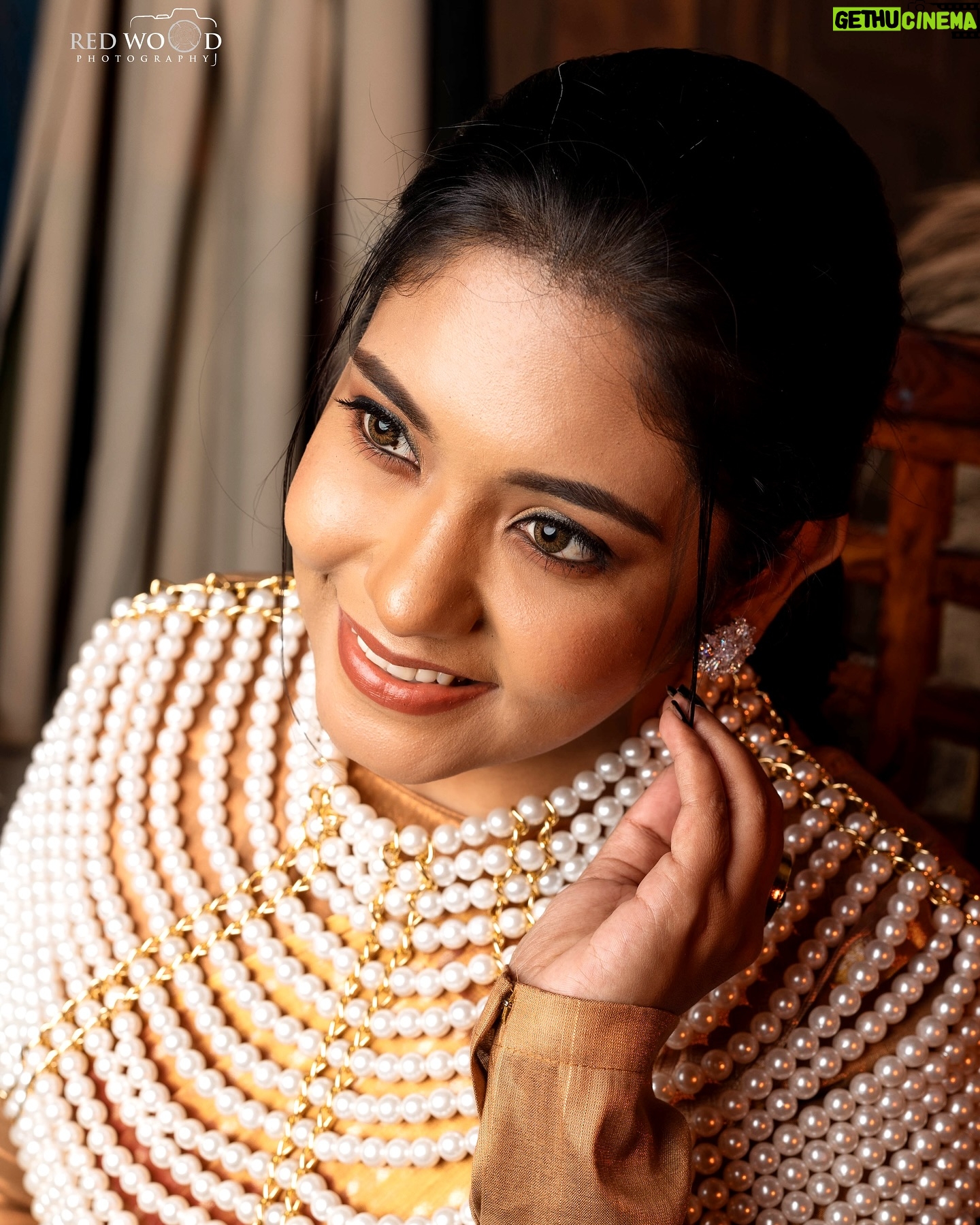 Sruthi Shanmuga Priya Instagram - Always take a moment to celebrate the beautiful woman you’ve become; the obstacles you’ve overcome, the silent battles you’ve fought, and the hard decisions you’ve had to make. Celebrate your strength and resilience ✨ Makeover by : @sarakannan_makeoverartist Hair stylist : @hairdoby_aishu Photography: @redwood_photographyy Blouse : @stitch_vyshnavee_sarath