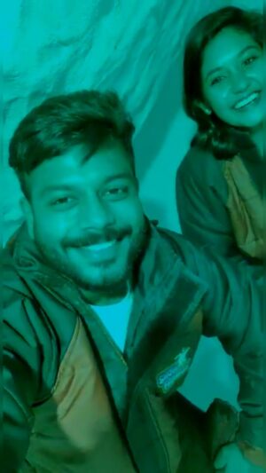 Sruthi Shanmuga Priya Instagram - இதற்கெல்லாம் அர்த்தங்கள் என்ன, கேட்க வேண்டும் உன்னை…
காலம் கை கூடினால்…♾️🫶🏻
@arvind__shekar 

#loveforlife #guardianangel #husband #foreverinlove #bliss