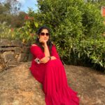 Sruthi Shanmuga Priya Instagram - இது சோகம் ஆனால் ஒரு சுகம், நெஞ்சின் உள்ளே பரவிடும், நாம் பழகிய காலம் பரவசம், அன்பே ❤️❤️✨ இதம் தருமே 🦋✨♾️ @arvind__shekar #aravind’s_sruthi
