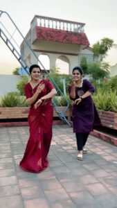 Sruthi Shanmuga Priya Instagram - When our friend says sorry I can't dance,I don't know dance...make her dance...sruthiiiiiii u danced really well dear❤️❤️❤️..proud of you my girl😋😋😋🥰🥰🥰 #friendship #dance #shooting #trendingreels