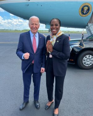 Stacey Plaskett Instagram - Here’s your reminder to #GOTV from yours truly and our Commander in Chief.🗳️