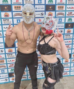 Starlight Kid Instagram - ファンタスティカマニア🇲🇽
ルチャドールかっこいいぜ！！

デスぺっちとももちろん撮って頂きました🐯🖤

#SLK
#スターライトキッド
#スターダム
#STARDOM
#OEDotai
#大江戸隊
#女子プロレス
#ファンタスティカマニア
#新日本プロレス
#njcmll
#njpw