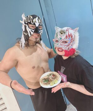 Starlight Kid Instagram - ファンタスティカマニア🇲🇽
ルチャドールかっこいいぜ！！

デスぺっちとももちろん撮って頂きました🐯🖤

#SLK
#スターライトキッド
#スターダム
#STARDOM
#OEDotai
#大江戸隊
#女子プロレス
#ファンタスティカマニア
#新日本プロレス
#njcmll
#njpw