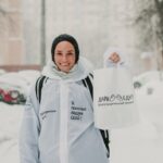 Stasya Miloslavskaya Instagram - Вокруг нас много пожилых людей, которым трудно заботиться о себе из-за возраста и болезней. Дойти до магазина и принести сумки слишком тяжело, а стоять у плиты мучительно. Некоторые пенсионеры годами не выходят из дома. Чтобы поддержать таких подопечных, фонд «Дари еду» организовал доставку горячих обедов прямо домой бабушкам и дедушкам. Профессиональные повара готовят питание на социальных кухнях в нескольких городах России. Это 10000 обедов в месяц только в Москве. Волонтеры проекта регулярно разносят посылки с едой по адресам. В феврале к благотворительной доставке присоединилась актриса театра и кино Стася Милославская @milostasii. Снегопад не помешал ей путешествовать с термосумкой от дома к дому и дарить добро бабушкам и дедушкам. Девушка удивилась, насколько преклонный возраст у многих подопечных фонда. «Они все заряжают каким-то жизнелюбием. В них есть стержень, закалка. И нам, молодым, этого иногда не хватает. Нам стоит у них поучиться», — поделилась впечатлениями актриса. Хотите, как и Стася, почувствовать себя «курьером добра»? Становитесь волонтером «Дари еду» и радуйте подопечных не только едой, но и позитивными эмоциями. И ваш день тоже станет особенным. Переходите в профиль @dariedu, смотрите актуальное волонтерское расписание на новую неделю и записывайтесь по ссылке в шапке профиля.