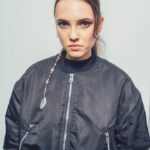 Stasya Miloslavskaya Instagram - с таким серьезным лицом пришла сообщить,что наша золотая Лада уже доступна аж на 4 платформах поставьте на паузу Гарри Поттера и заходите на @ivi_official @okkomovies @start.ru или @kion.ru А как наедитесь оливье-включайте ТНТ. с 8 января мы и на телевидение заезжаем врум-врум с Новым годом,всем алтын! @icineman 🤍