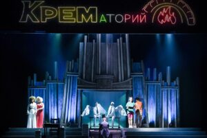 Stasya Miloslavskaya Instagram - сегодня финальный день «Крема»,вечером я буду без сил и очень занята отмечанием,поэтому начну писать сейчас)) 

я очень люблю театр.но порционно.
я не могу в нем жить,я не могу постоянно быть в процессе репетиции-я перегораю.
простите меня,театральные артисты,я правда вами восхищаюсь))
но вернёмся к первому предложению.
я очень люблю театр,когда это по-любви.когда есть крутая команда,яркий материал,вызов,смелость и юмор.
наш Крем только начинает свой путь-каким он будет,никто не знает.
Мы перестанем путать движения,на наших лицах перестанет читаться мысль «бля,а что я делаю дальше?»
мы будем вовремя вступать в вокальную партию и вовремя двигать ногой,
потому что всё и все для этого есть.)
мне очень радостно быть частью этого безумного хаоса.

а сколько людей я для себя здесь заново открыла-и ко всем меня переполняет любовь.

короче,меньше страха-больше праха.
спасибо Олегу Евгеньевичу,что позволил этому празднику случиться.
Леша,Оля,Мира,Соня,Никита-спасибо вам за ваш талант,терпение и помощь.
и,конечно,за исполнение моей скромной-трепетной-заветной мечты-петь со сцены.

приходите к нам на Крем,у нас индивидуальный подход,но прежде чем оскорбляться-внимательно изучайте,как говорится,либретто))

и давайте уже говорить о смерти легко.⚰️

p.s. следующие показы 6 и 21 октября.
а дальше смотрите даты на сайте ermolova.ru
@igor.chervyakov