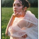 Stasya Miloslavskaya Instagram - дурачимся и по прежнему срываем сирень(простите) но только вы никому не говорите,что мне 28 уже 😛 а тут,кстати,не так страшно,как оказалось ph: @mb_film_ mua: @alessiastrebkovskaya style: @les_store
