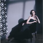Stasya Miloslavskaya Instagram - недавно мне предложили поучаствовать в одном интересном проекте,а если это еще и про помощь-я всегда за тем более,когда так красиво..) вместе с @masterpeace.masterpeace и прекрасными девушками— yuliasnigir, @melnikovadsh,@galichida и @smolnikova_maria создали коллекцию к 10-летию Детского хосписа «Дом с маяком» сейчас мы представили коллекцию,для которой каждая лично придумала эскиз,а вырученные средства от продажи дропа направятся фонду я вдохновлялась своим любимым старым Голливудом с его строгими,но вместе с тем сексуальными платьями,как у Одри Хёпберн,с узкой талией,широкой юбкой и открытыми плечами. Безумно красивый силуэт,от которого трудно оторвать взгляд лично для меня такой фасон — вызов себе и той девчонке внутри,которую всегда ругали за худобу,а она,избегая пересудов,стремилась спрятать от природы худенькие руки и плечи очень верю,что эта история @masterpeace.masterpeace для @mayak.help поможет сделать жизнь детей немного лучше за красоту отвечали @sofi_naboka @polinaboka и @olga_armand 🖤