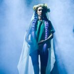 Stasya Miloslavskaya Instagram - сегодня финальный день «Крема»,вечером я буду без сил и очень занята отмечанием,поэтому начну писать сейчас)) я очень люблю театр.но порционно. я не могу в нем жить,я не могу постоянно быть в процессе репетиции-я перегораю. простите меня,театральные артисты,я правда вами восхищаюсь)) но вернёмся к первому предложению. я очень люблю театр,когда это по-любви.когда есть крутая команда,яркий материал,вызов,смелость и юмор. наш Крем только начинает свой путь-каким он будет,никто не знает. Мы перестанем путать движения,на наших лицах перестанет читаться мысль «бля,а что я делаю дальше?» мы будем вовремя вступать в вокальную партию и вовремя двигать ногой, потому что всё и все для этого есть.) мне очень радостно быть частью этого безумного хаоса. а сколько людей я для себя здесь заново открыла-и ко всем меня переполняет любовь. короче,меньше страха-больше праха. спасибо Олегу Евгеньевичу,что позволил этому празднику случиться. Леша,Оля,Мира,Соня,Никита-спасибо вам за ваш талант,терпение и помощь. и,конечно,за исполнение моей скромной-трепетной-заветной мечты-петь со сцены. приходите к нам на Крем,у нас индивидуальный подход,но прежде чем оскорбляться-внимательно изучайте,как говорится,либретто)) и давайте уже говорить о смерти легко.⚰️ p.s. следующие показы 6 и 21 октября. а дальше смотрите даты на сайте ermolova.ru @igor.chervyakov