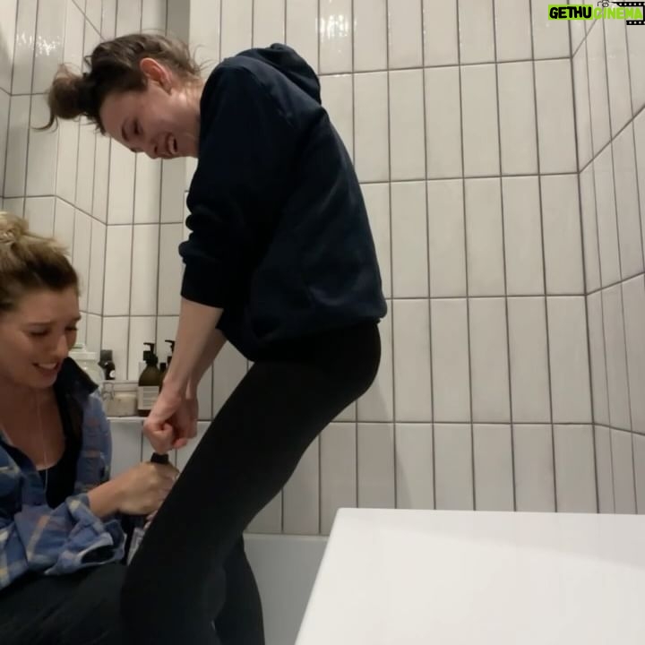 Stasya Miloslavskaya - 8.1K Likes - у меня сегодня день рождения,но этот пост будет не обо мне,а про окружающих меня людей.
я очень богатая.
порой,мне кажется,что я богатейший человек в мире по версии журнала Forbes.
Да что уж там-по версии всех журналов мира.
инстаграм не дает мне возможность устроить здесь длиннющую праздничную карусель,но это не значит,что на этом моя любовь заканчивается)))
У моей любви,в отличие от инстаграма-ограничений никаких нет.
Её столько,что мне кажется-хватит на всю планету.
И,может,на соседнюю тоже.
Спасибо всем,с кем мы соприкасались на протяжении этого года,с кем плакали,с кем пели,с кем пили,с кем говорили до утра,с кем гуляли,с кем молчали,провожали закат на море или гуляли по парку,решали неподъемные задачи,тепло обнимались,ну и,конечно,исполняли всякое разное.
(Вы,к кому я обращаюсь сейчас-точно знаете,что это про вас.Уверенна,вы это чувствуете)
Мне 29,но меня не покидает ощущение,что я только начинаю жить.Восторг))
*играет песня Нюши-выбирать чудо»
💕
