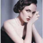 Stasya Miloslavskaya Instagram - недавно мне предложили поучаствовать в одном интересном проекте,а если это еще и про помощь-я всегда за тем более,когда так красиво..) вместе с @masterpeace.masterpeace и прекрасными девушками— yuliasnigir, @melnikovadsh,@galichida и @smolnikova_maria создали коллекцию к 10-летию Детского хосписа «Дом с маяком» сейчас мы представили коллекцию,для которой каждая лично придумала эскиз,а вырученные средства от продажи дропа направятся фонду я вдохновлялась своим любимым старым Голливудом с его строгими,но вместе с тем сексуальными платьями,как у Одри Хёпберн,с узкой талией,широкой юбкой и открытыми плечами. Безумно красивый силуэт,от которого трудно оторвать взгляд лично для меня такой фасон — вызов себе и той девчонке внутри,которую всегда ругали за худобу,а она,избегая пересудов,стремилась спрятать от природы худенькие руки и плечи очень верю,что эта история @masterpeace.masterpeace для @mayak.help поможет сделать жизнь детей немного лучше за красоту отвечали @sofi_naboka @polinaboka и @olga_armand 🖤