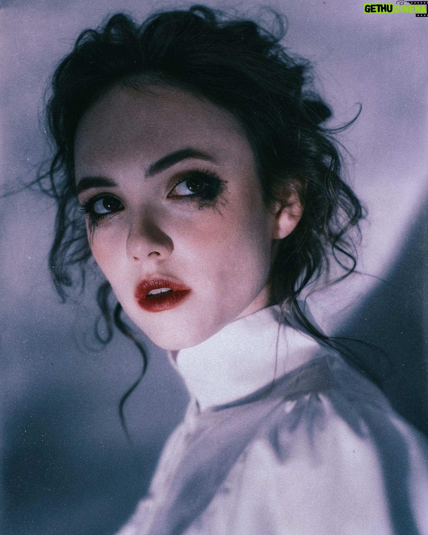 Stasya Miloslavskaya - 5.9K Likes - я себя Ниной Заречной никогда не видела,а девочки вот увидели.
любимые художницы @sofi_naboka @polinaboka 🖤
приходите к нам на новую сцену театра им.Ермоловой,там как раз сейчас проходит их выставка-«Голос со сцены»
Там много красоты.
И наушники с собой обязательно берите.
а еще у нас теперь есть кафе @vremya_antrakta для всех желающих,ну это на случай,если захочется где-то спрятаться от этой погоды.
в общем,всем львы,орлы и куропатки.