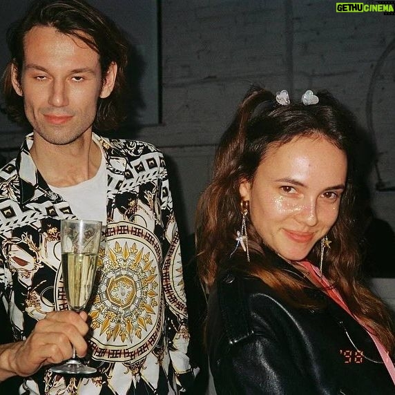 Stasya Miloslavskaya Instagram - в каморке,что за актовым залом, репетировал школьный ансамбль