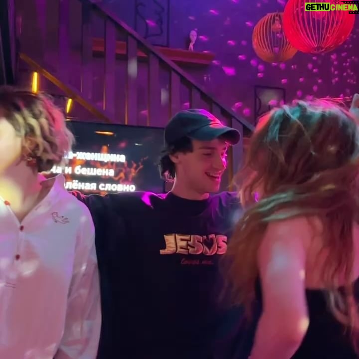 Stasya Miloslavskaya - 8.1K Likes - у меня сегодня день рождения,но этот пост будет не обо мне,а про окружающих меня людей.
я очень богатая.
порой,мне кажется,что я богатейший человек в мире по версии журнала Forbes.
Да что уж там-по версии всех журналов мира.
инстаграм не дает мне возможность устроить здесь длиннющую праздничную карусель,но это не значит,что на этом моя любовь заканчивается)))
У моей любви,в отличие от инстаграма-ограничений никаких нет.
Её столько,что мне кажется-хватит на всю планету.
И,может,на соседнюю тоже.
Спасибо всем,с кем мы соприкасались на протяжении этого года,с кем плакали,с кем пели,с кем пили,с кем говорили до утра,с кем гуляли,с кем молчали,провожали закат на море или гуляли по парку,решали неподъемные задачи,тепло обнимались,ну и,конечно,исполняли всякое разное.
(Вы,к кому я обращаюсь сейчас-точно знаете,что это про вас.Уверенна,вы это чувствуете)
Мне 29,но меня не покидает ощущение,что я только начинаю жить.Восторг))
*играет песня Нюши-выбирать чудо»
💕