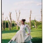 Stasya Miloslavskaya Instagram - дурачимся и по прежнему срываем сирень(простите) но только вы никому не говорите,что мне 28 уже 😛 а тут,кстати,не так страшно,как оказалось ph: @mb_film_ mua: @alessiastrebkovskaya style: @les_store