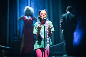 Stasya Miloslavskaya Instagram - сегодня финальный день «Крема»,вечером я буду без сил и очень занята отмечанием,поэтому начну писать сейчас)) 

я очень люблю театр.но порционно.
я не могу в нем жить,я не могу постоянно быть в процессе репетиции-я перегораю.
простите меня,театральные артисты,я правда вами восхищаюсь))
но вернёмся к первому предложению.
я очень люблю театр,когда это по-любви.когда есть крутая команда,яркий материал,вызов,смелость и юмор.
наш Крем только начинает свой путь-каким он будет,никто не знает.
Мы перестанем путать движения,на наших лицах перестанет читаться мысль «бля,а что я делаю дальше?»
мы будем вовремя вступать в вокальную партию и вовремя двигать ногой,
потому что всё и все для этого есть.)
мне очень радостно быть частью этого безумного хаоса.

а сколько людей я для себя здесь заново открыла-и ко всем меня переполняет любовь.

короче,меньше страха-больше праха.
спасибо Олегу Евгеньевичу,что позволил этому празднику случиться.
Леша,Оля,Мира,Соня,Никита-спасибо вам за ваш талант,терпение и помощь.
и,конечно,за исполнение моей скромной-трепетной-заветной мечты-петь со сцены.

приходите к нам на Крем,у нас индивидуальный подход,но прежде чем оскорбляться-внимательно изучайте,как говорится,либретто))

и давайте уже говорить о смерти легко.⚰️

p.s. следующие показы 6 и 21 октября.
а дальше смотрите даты на сайте ermolova.ru
@igor.chervyakov
