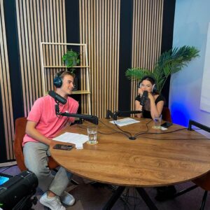 Stefania Liberakakis Instagram - JAAA! Vanaf maandag 10 juni luister je iedere week naar onze podcast “Niels en Stef”. @nielsenstefpodcast We bespreken hierin ons dagelijks leven en stellen elkaar hilarische vragen! Vanaf 10 juni kun je het beluisteren in jouw favoriete podcast-app! 🤗🤩 #podcast #new