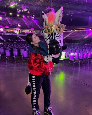 Stefania Liberakakis Instagram - JAAAAA IK WAS DE ZEBRA🦓🤍🦓🤍 

Ongelofelijk vet om dit mee te mogen maken!!!💗
De eerste live editie van @themaskedsingernederlandx in @rotterdam.ahoy 😍😍

Na dagen oefenen mochten we eindelijk dat prachtige podium op💗 
Mega dankbaar en super blij want dit was toch wel echt een bucketlist dingetje hoor 🥹

GENOTEN!!!! 🤍

Hier wat foto’s en video’s van de live show en repetities 💗