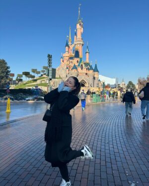 Stefania Liberakakis Instagram - helloooo @disneylandparis !! 😍✨✨

@disneynl #disneylandparis #disneysymphonyofcolours