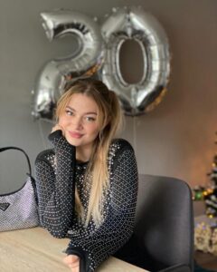 Stefania Liberakakis Instagram - YAAY It’s my birthday☺️✨💗 #20