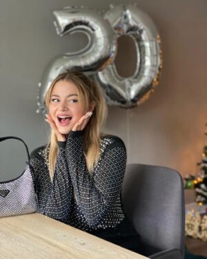 Stefania Liberakakis Instagram - YAAY It’s my birthday☺️✨💗 #20