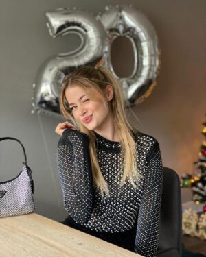 Stefania Liberakakis Instagram - YAAY It’s my birthday☺️✨💗 #20