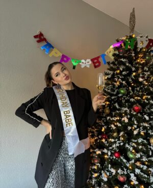 Stefania Liberakakis Instagram - Aaaa it’s my BIRTHDAY!!!!! #21 🎉🎉💕💕

#birthday #birthdaygirl #letsparty