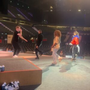 Stefania Liberakakis Instagram - JAAAAA IK WAS DE ZEBRA🦓🤍🦓🤍 

Ongelofelijk vet om dit mee te mogen maken!!!💗
De eerste live editie van @themaskedsingernederlandx in @rotterdam.ahoy 😍😍

Na dagen oefenen mochten we eindelijk dat prachtige podium op💗 
Mega dankbaar en super blij want dit was toch wel echt een bucketlist dingetje hoor 🥹

GENOTEN!!!! 🤍

Hier wat foto’s en video’s van de live show en repetities 💗