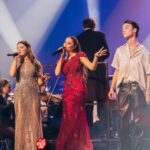 Stefania Liberakakis Instagram - @symphonicchristmas Wat was je geweldig En wat hebben we genoten😍 een van de mooiste optredens die ik ooit heb mogen meemaken. En het leukste is dat morgen hij op @npozapp te zien is om 16:45!!! Ik zeg pak morgen je popcorn of oliebollen erbij en geniet van een prachtige, gezellige en tofste show ever😍 @symphonicchristmas @jesseknobbe @the_paulbenjamin @lieveheuvelmansstyling @addyvandenkrommenacker