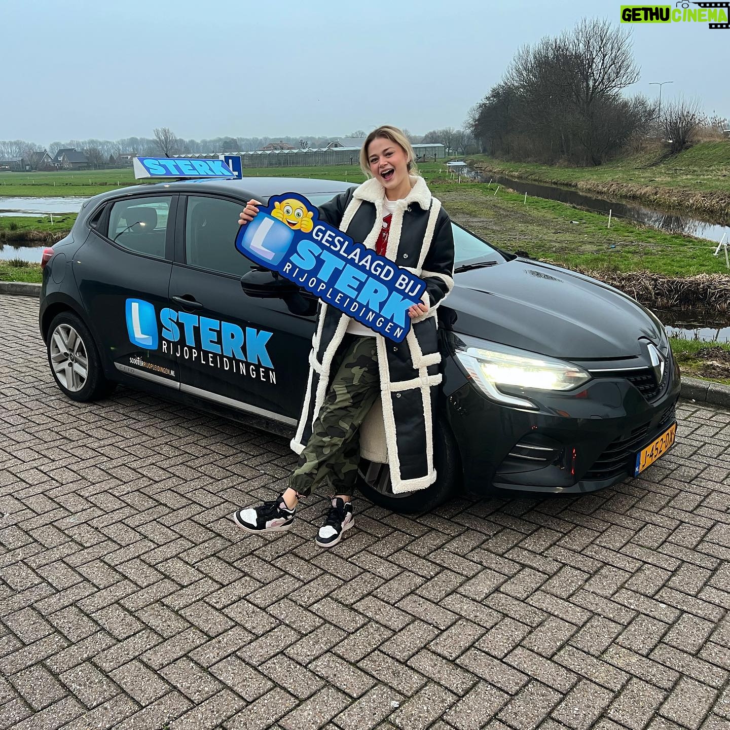 Stefania Liberakakis Instagram - YAAAAAAA GESLAAGD 🎉🚗❤️🥹 Ik kan het nog steeds niet geloven maar HIJ IS IN DE POCKET HOOR!! Zonder @sterk_rijopleidingen_ was het niet gelukt❤️ ze hebben me zoveel geleerd en super geholpen!! Ontzettende leuke tijd gehad met jullie en ik ga jullie stiekem toch echt missen!! Zo dankbaar!! Bedankt voor alles!🥹❤️ en Tja, nu wordt het onveilig voor iedereen op de weg, sorry HAHA😂🥹😍 #rijbewijs #driverslicense #sterkrijopleidingen