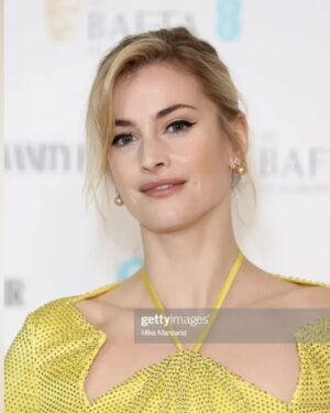 Stefanie Martini Instagram - 💛Thanks @vanityfairlondon & @ee for having me at the #baftarisingstar party ✨⭐
💛Styling by @harrietnicolsonstylist 
💛HMU by @charlotteyeomansmakeup 
💛 You can't see the shoes but they're incredible and by @gianvitorossi orossi