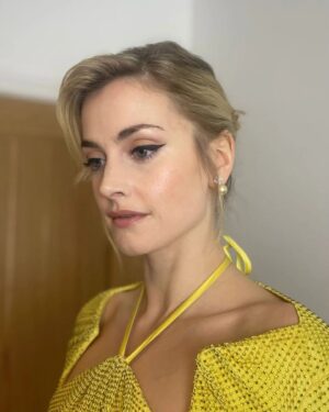 Stefanie Martini Instagram - 💛Thanks @vanityfairlondon & @ee for having me at the #baftarisingstar party ✨⭐
💛Styling by @harrietnicolsonstylist 
💛HMU by @charlotteyeomansmakeup 
💛 You can't see the shoes but they're incredible and by @gianvitorossi orossi
