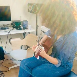 Stéfi Celma Instagram - Du soleil... ma guitare... home studio... bricolage...